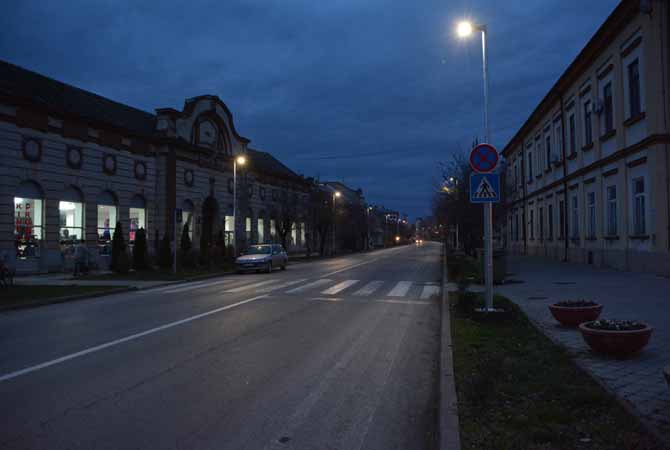 Led lampatestekkel helyetesítették a régi lampákat képek